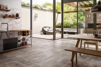 Strukturierte Fliesen in der ganzen Wohnküche