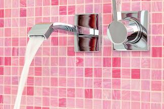 Rosa Fliesen mit Armatur
