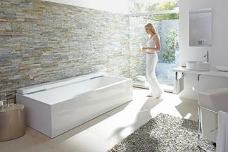 Wanne vor Natursteinwand