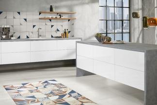 Küche mit gemusterten Wandfliesen