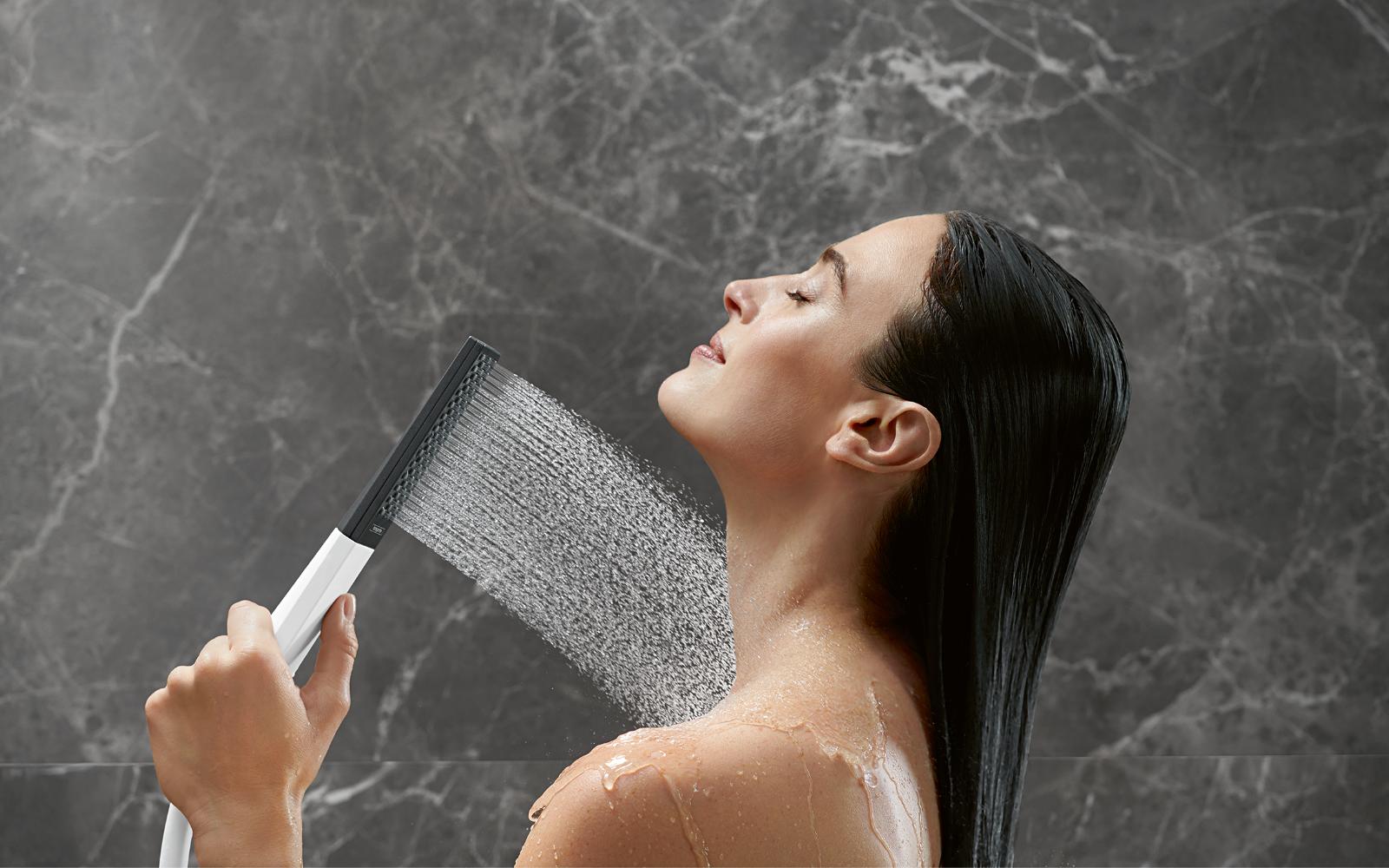 Frau beim Duschen mit schmaler Duschbrause von Hansgrohe
