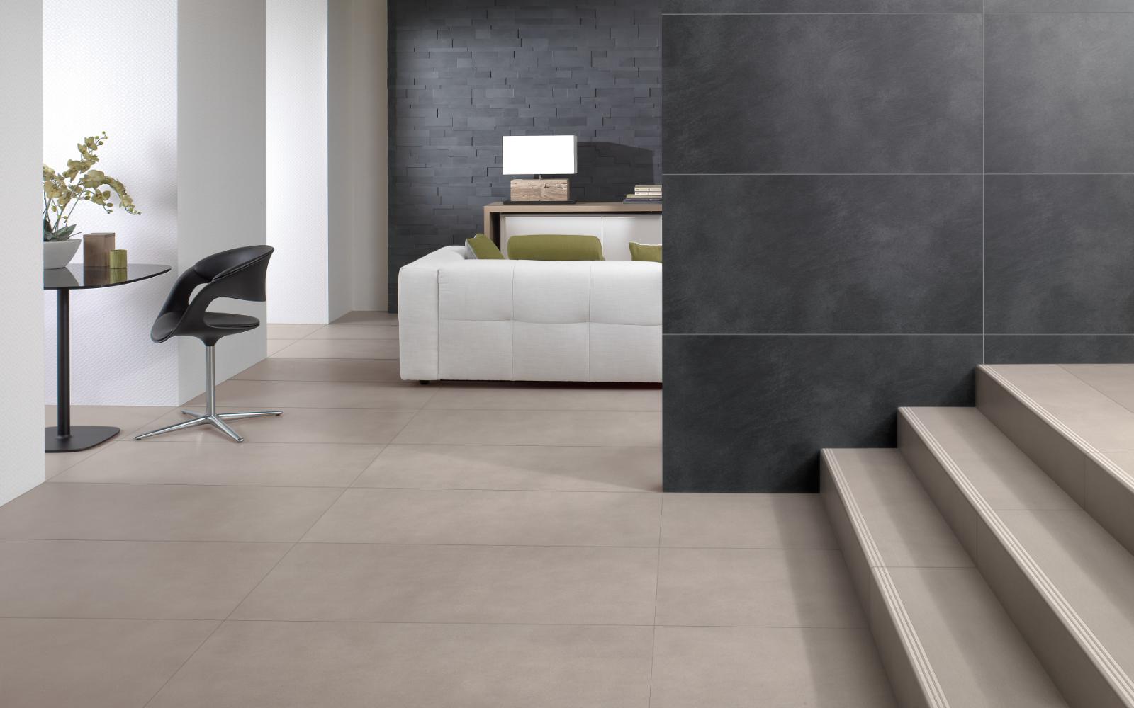 Treppe mit Fliesen im Schlafzimmer