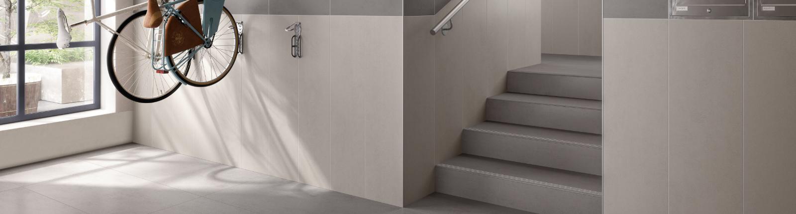 Treppenhaus mit gefliesten Treppen