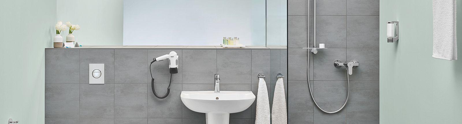 Querschnitt Bad mit Spiegel, Toilette, Dusche und dunklen Fliesen