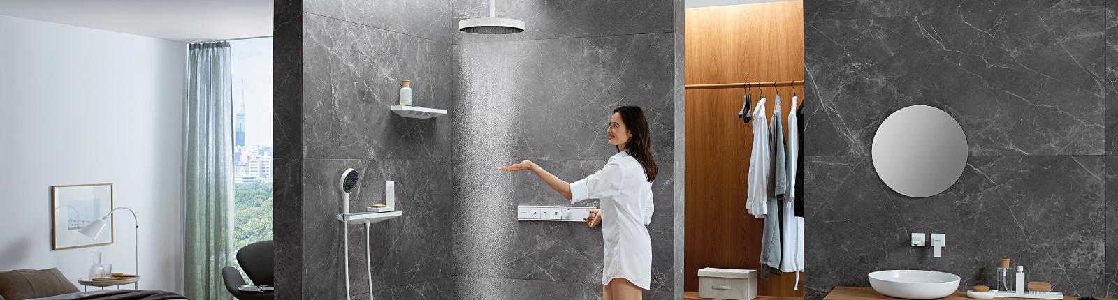 Frau im Badezimmer mit Regendusche von Hansgrohe