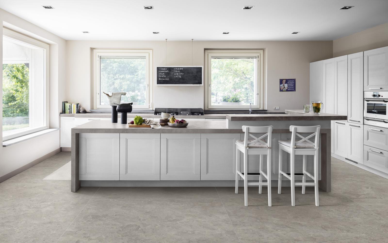 Küche mit großen Fliesen von Marazzi